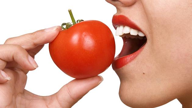 Na rajčatech si můžete pochutnávat každý den, protože díky tomu budete zdraví jako řípa. A nemusíte je konzumovat pouze čerstvá.