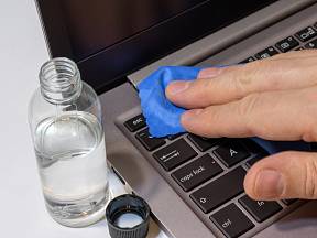 pravidelné čištění klávesnice sníží riziko nákazy