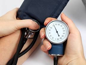 Měli bychom znát hodnoty svého krevního tlaku a hladinu cholesterolu.