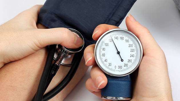 Měli bychom znát hodnoty svého krevního tlaku a hladinu cholesterolu.