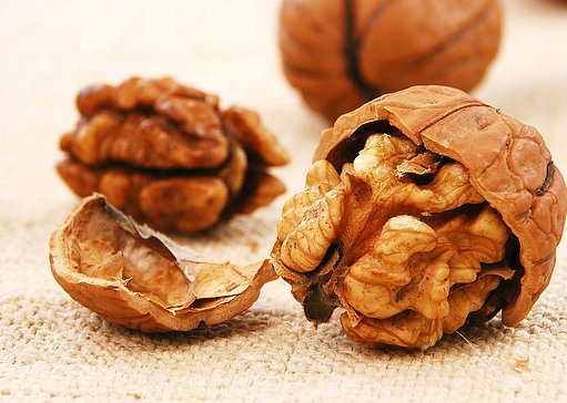 ořechy se lépe loupají po namočení do slané vody