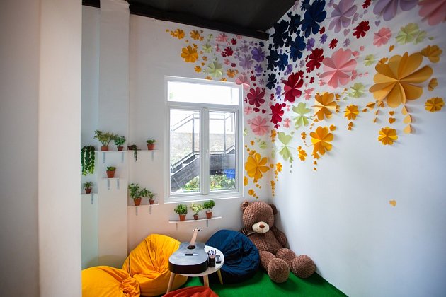 Výzdoba dětského pokoje z barevných papírů.