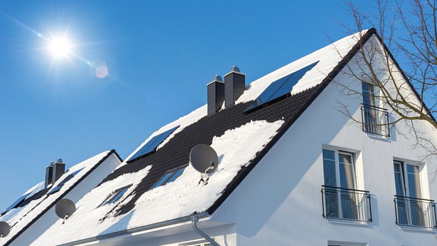 Kontrola střechy po zimě by měla být samozřejmostí. 