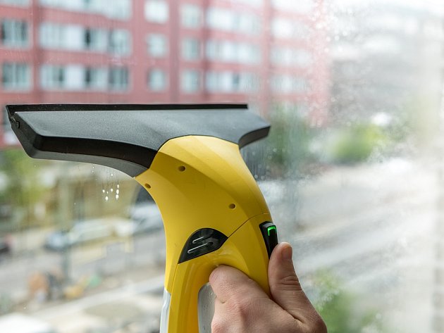 Mytí oken usnadní speciální vysavač na okna.