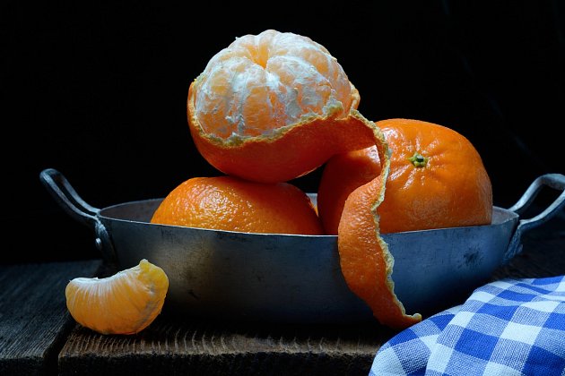 Připravte si 6 mandarinek, které po oloupání nerozdělujte na jednotlivé díly, ale nechte je celé.