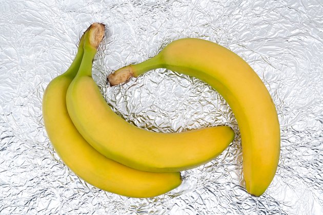 Alobal vám dokáže prodloužit trvanlivost banánů. Omotejte kolem stopek kousky alobalu a máte o banány postaráno.
