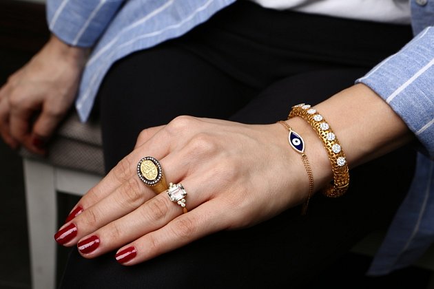 ruka, prsteny, náramek, šperky