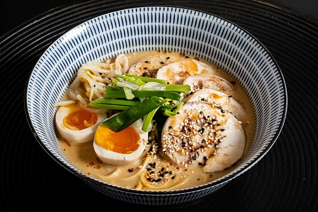 Tradiční japonská strava servírována na menších talířích s menším obsahem bílkovin, tuků i soli má velký vliv na vysoký věk i štíhlou linii člověka.