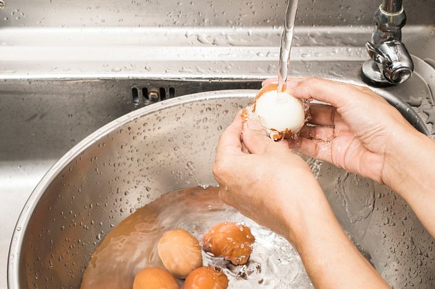 Jakmile vejce dovaříte, dejte je co nejrychleji zchladit do připravené mísy se studenou vodou, do které můžete přidat i pár kostek ledu.