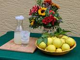 Nalijte do vázy 3 díly vody a 1 díl žluté jakékoliv limonády, funguje ještě lépe než samotný cukr.
