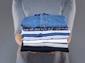 Jak složit vyžehlené tričko nebo košili do tří vteřin