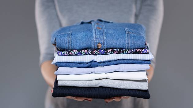 Jak složit vyžehlené tričko nebo košili do tří vteřin