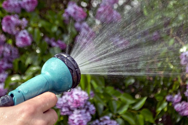 Zalévání zahradní hadicí provádějte jen s řádně odstátou vodou.