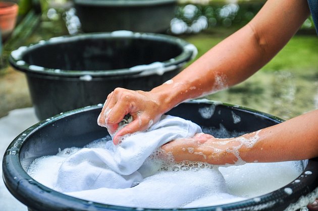 Při ručním praní se vyvarujte drhnutí nebo kroucení, které by mohlo látku napnout nebo poškodit.