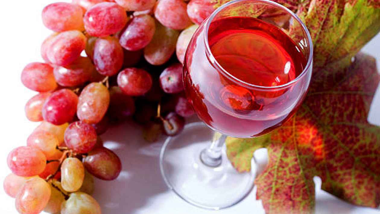 Розовое вино виноград. Розовое вино. Розовое вино в бокале. Вино и виноград.