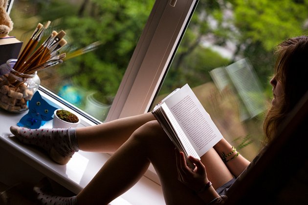 Široký okenní parapet může nabídnout příjemné místo na čtení.