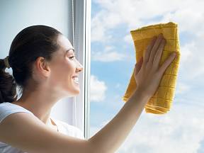 Důležité je zvolit si na mytí oken vhodný čas. Podívejte se proto nejprve na oblohu.