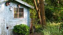 Zahradní domek s modře patinovaným dřevem