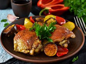 Kuře po balkánsku je dietní delikatesa.