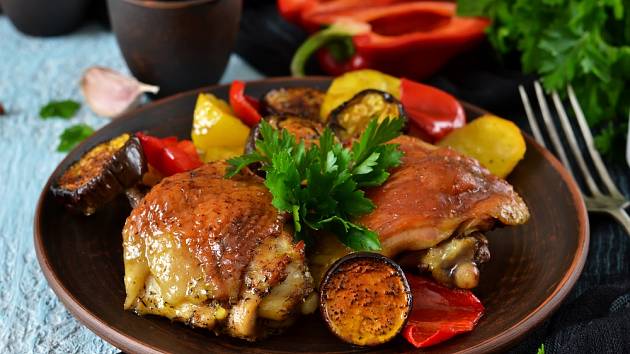 Kuře po balkánsku je dietní delikatesa.