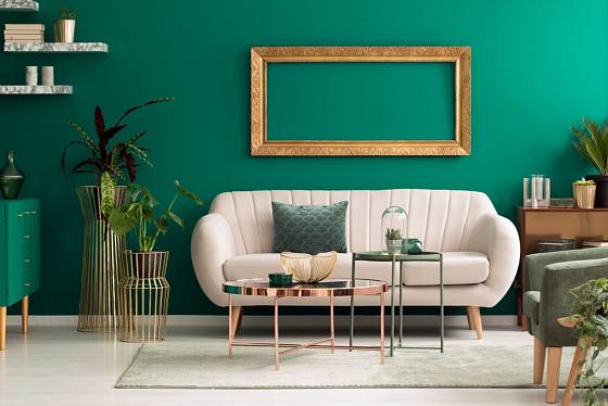 Kovový nábytek a doplňky podpoří světlost bytu