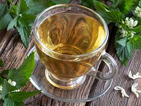 Hluchavka bílá je výborná na přípravu čaje pro ženy. Má totiž skvělé účinky na jejich zdraví.