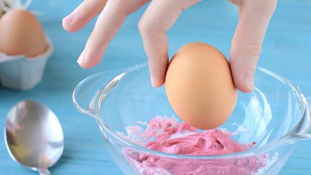 Barvení vajec pěnou na holení.