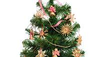 vánoční stromek ozdobený slaměnými ozdobami