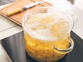 Když uvaříte brambory, vodu nikdy nevylévejte, určitě ji využijete.
