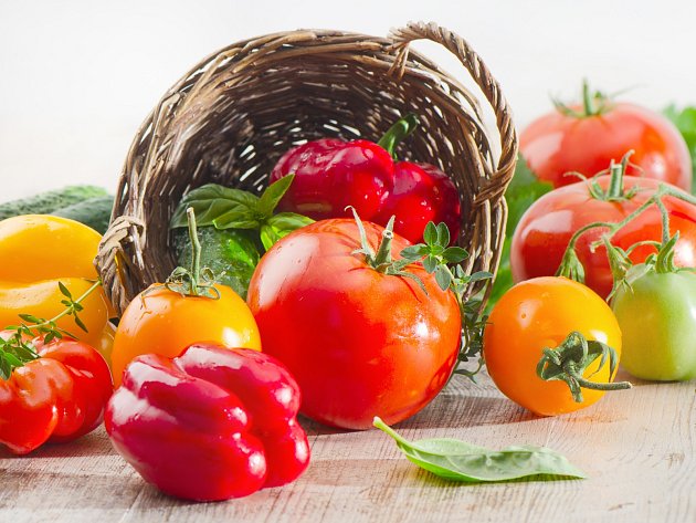 Už se těšíte na rajčata a papriky z vlastní zahrádky? Pečujte o ně už od semínek a mladých sazenic, vyplatí se vám to!