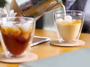 Ledová káva má stejně povzbuzující účinky jako ta horká, ale navíc v létě i osvěží.