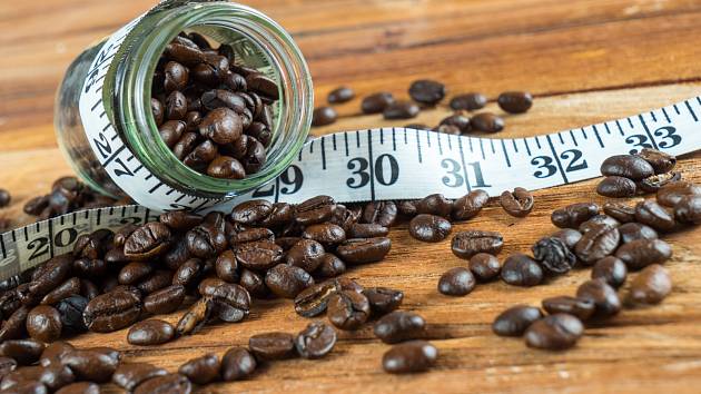 Konzumace kávy stimuluje hnědý tuk a pomáhá pálit více kalorií.