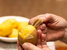 Loupání brambor ušetří zaručený trik.