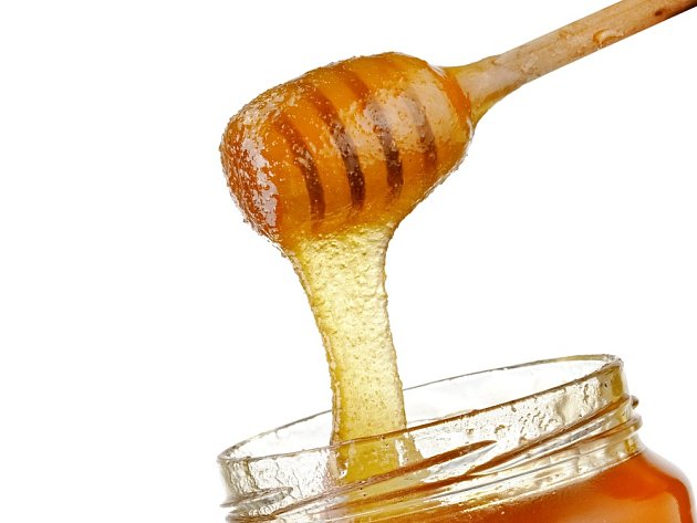Krystalizaci medu způsobují mikročástice, na kterých cukerné krystaly rostou.