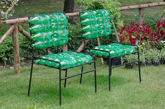 Praktické a levné sedáky na židle z plastových lahví