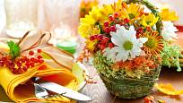 Podzimní dekorace stolu - košík s květinami.