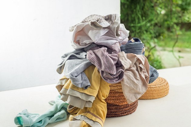 Prádlo na praní se třídí nejen podle barev, ale i materiálů.