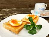 Vajíčko na měkko (nebo ztracené vejce) můžeme ale také položit na toast lehce potřený máslem.