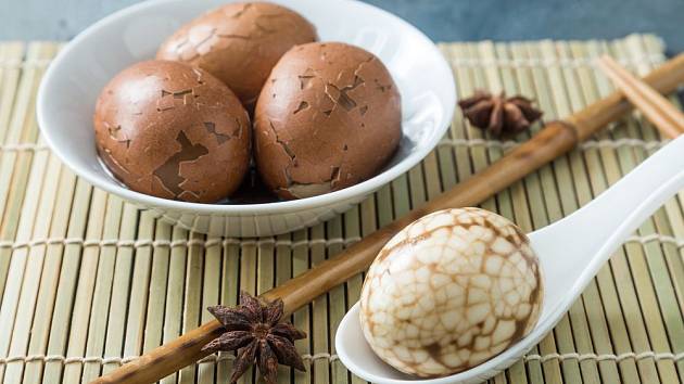 čínská specialita zvaná čajové vejce