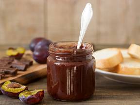 Skvělý kakaový džem se švestkami je báječná nátěrka ke snídani i svačině. 