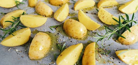 Syrové brambory rozkrájíme a rozložíme na plech. Podle chuti opepříme a přidáme trochu oleje.