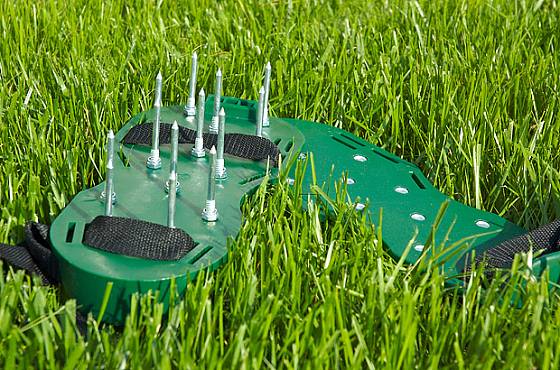 provzdušňovací sandále - pro zdraví trávníku i zahradníka