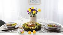 Slavnostní velikonočně vyladěná tabule s vajíčky, jarními květinami a věncem rozzáří celou místnost.