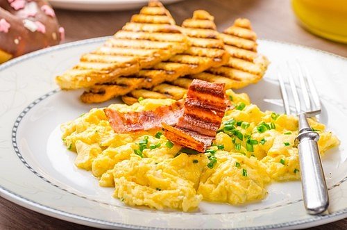 Míchaná vejce jsou oblíbeným snídaňovým pokrmem, ale je možné je jíst i kdykoli jindy během dne.