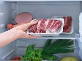 Než začnete grilovat, nechte maso tak hodinu mimo lednici, aby dosáhlo pokojové teploty.