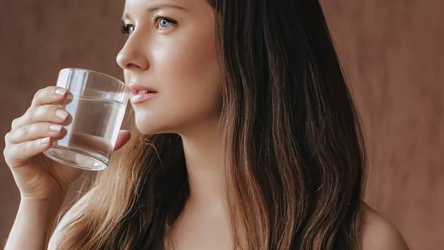 Kolik vody denně vypít? Udělejte si test hydratace!