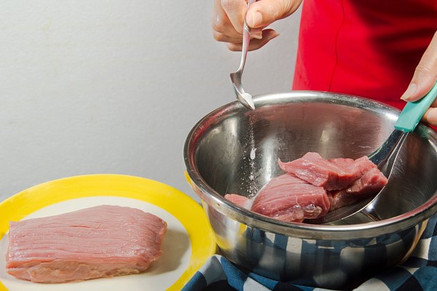 Marinování hovězího masa s jedlou sodou činí maso křehkým, pokud se posype příliš, může se omýt vodou.