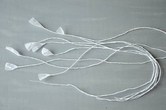 Vlákna papírové medúzy ukroutíme z dlouhého proužku papíru