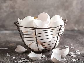 Skořápky od vajec dokážou usnadnit čištění v domácnosti.