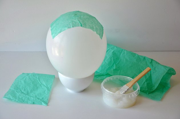 Výroba svítící medúzy metodou papírmaše